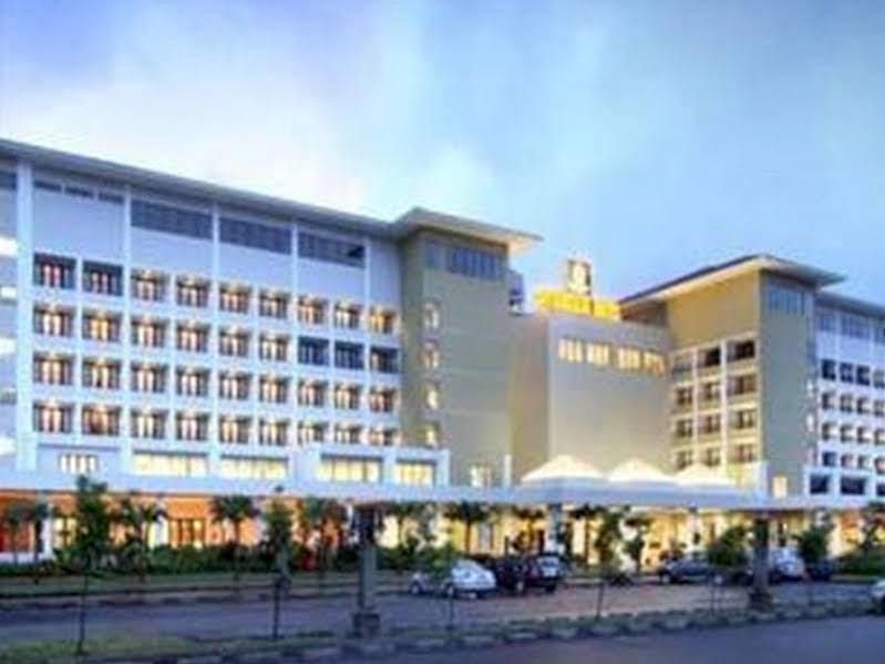 ซูตันราจาโฮเต็ล คอนเวนชั่นแอนด์รีครีเอชั่น Hotel มานาโด ภายนอก รูปภาพ